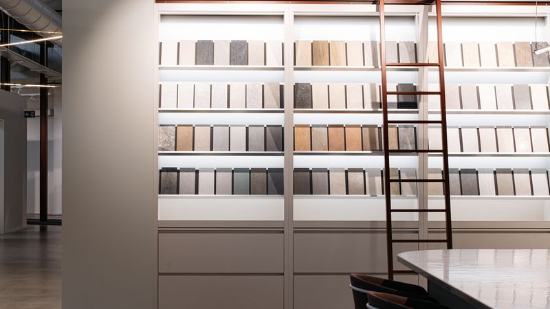 Die „Materioteca“ und ihre über 250 unterschiedlichen Produkte bilden das Herzstück von „Atelier“. Die einzelnen Musterstücke sind mit einem QR-Code versehen, der beim Auflegen auf den Tisch die dem Material zugeordnete Internet-Rubrik automatisch aufruft.