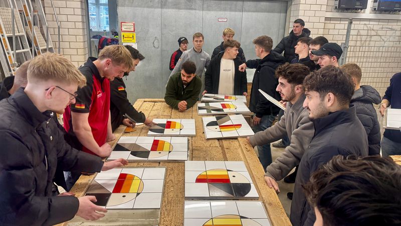 Besondere Anleitungsstunden: Die Teammitglieder im Austausch mit Azubis