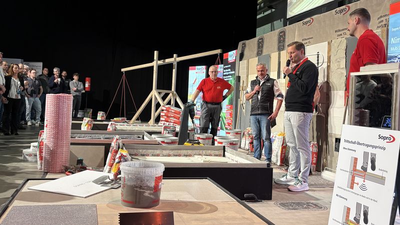 Praxiszirkel 2 – Bauen im Bestand: Der Gesamtaufbau bei Großformaten muss stimmen, wie das mit einem Trockenestrich aussieht, wurde zusammen mit einem Vertreter von James Hardie erörtert.