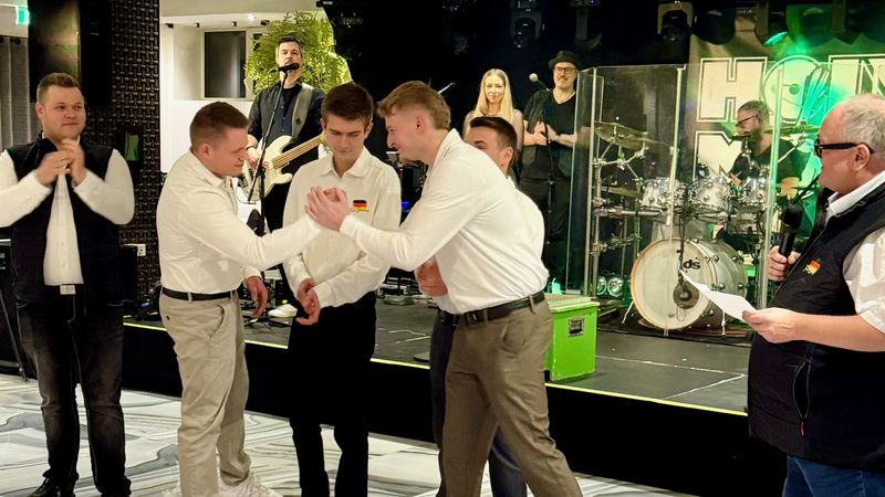 Siegerehrung im feierlichen Rahmen: Luis Brauner gratuliert Niko Schleicher, dem Sieger von Bottrop