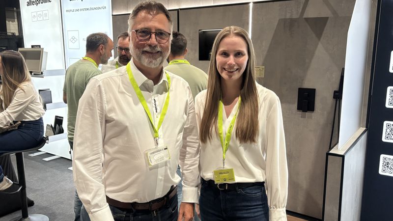 Anna Balzen, Teamleiterin Marketing bei Alferproline, und Geschäftsführer Christian Grünendahl zeigten am Stand unter anderem Winkelprofile in den modernen Farben aus der „Emotion“-Serie.