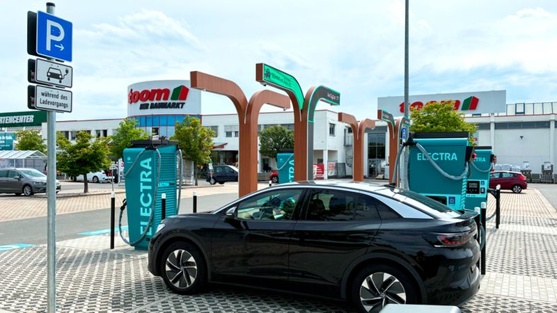 Service bei Toom: E-Ladesäulen zeigen WM-Spielstände