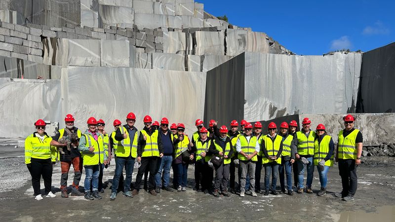 Mit Präzision und gewaltigem technischem Aufwand werden im Steinbruch riesige Gesteinsblöcke aus dem Berg gelöst – sogenannte „Cubes“. Sie sind bis zu zehn Metern hoch und 20 Meter lang.