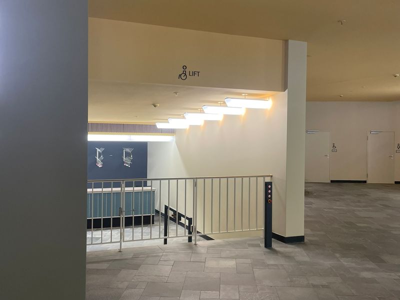 Ein Plattformlift verbindet das Eingangsfoyer mit der tiefer liegenden Garderobe.