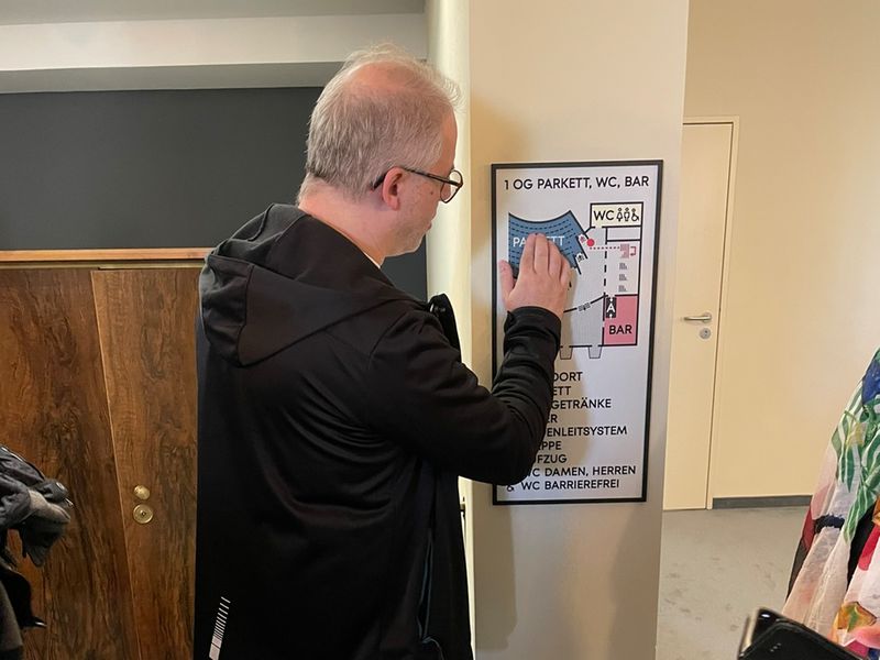 Taktiler Plan vor dem Zuschauerraum der Oper