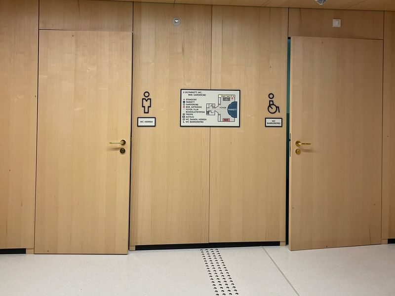 Barrierefreie WCs in der neuen Kinderoper, eins davon höhenverstellbar.