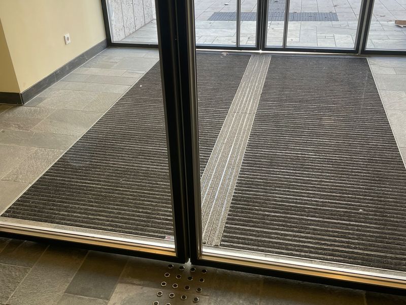 Ein taktiles Leitsystem führt vom Vorplatz, durch Windfang und Sauberlaufzone ins Foyer.