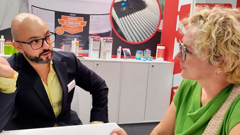Ortello Piroddi, Anwendungstechniker bei Akemi, und Nicole Bitter, Senior Programm Managerin Bau & Ausbau bei F+P, diskutierten am Stand von Akemi.