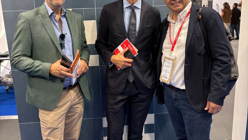 Michael Schmidt-Driedger, (li.) Senior Programm Manager Bau & Ausbau bei F+P, sprach mit Luca Berardo, Präsident der Europäischen Union der Fliesenfachverbände (EUF )(Mitte), und Andreas Furgler (rechts), Geschäftsführer der EUF.