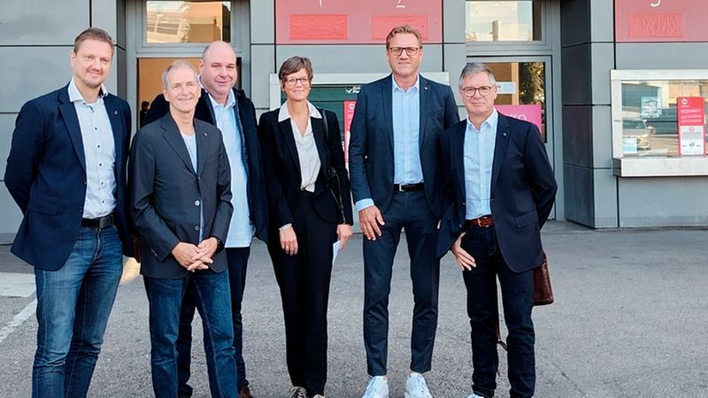 Auf der Cersaie haben wir außerdem Vertreter des FFN getroffen: Frank Duszynski, Geschäftsführer des FFN, Rudolf Voos, Fördergesellschaft des Deutschen Fliesengewerbes, Mark Schmitz, Stellv. Vorsitzender des FNN, Frau Blümel, Sven Blümel, Vorsitzender des FFN, Stephan Bongartz, Mitglied des Technischen Ausschusses des FFN (v. l. n. r.)