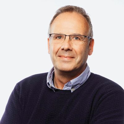 Porträt von Klaus Siepenkort mit blauem Pullover und offenem Hemd