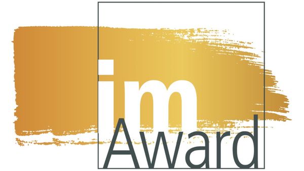 Goldfarbenes Logo der im Awards