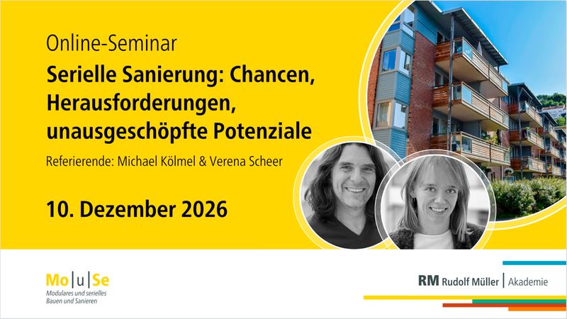 Poster-Ankündigung für ein Online-Seminar zum Thema "Serielle Sanierung: Chancen, Herausforderungen, unausgeschöpfte Potenziale" auf gelbem Hintergrund. Links steht der Titel und das Datum 10. Dezember 2026, rechts ist ein Foto eines modernen Mehrfamilienhauses zu sehen. Zwei kreisförmige Portraits der Referierenden sind abgebildet (Gesichter teilweise unkenntlich gemacht). Unten befinden sich Logos und Markenzeichen der Veranstalter (Mo|u|Se und RM Rudolf Müller Akademie). Klare Typografie und kontrastreicher Farbaufbau betonen Informationshierarchie.