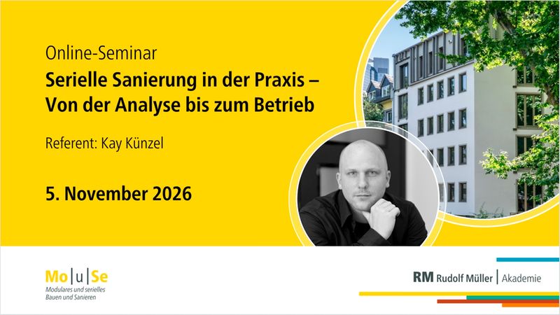 Werbebanner für ein Online-Seminar mit gelbem Hintergrund: Titel "Serielle Sanierung in der Praxis – Von der Analyse bis zum Betrieb", Datum "5. November 2026", ein rund eingefasstes Schwarz-Weiß-Porträt des Referenten (ohne Namensnennung), rechts eine Fotoaufnahme eines modernen Büro- oder Wohngebäudes, Logos und Schriftzug der RM Rudolf Müller Akademie sowie das Mo|u|Se-Logo im unteren Bereich.