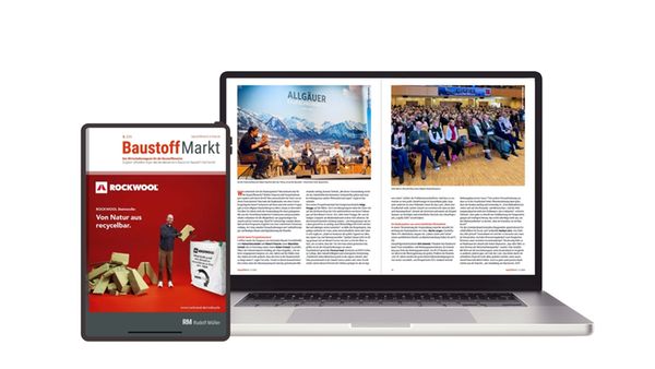 Ein digitales Magazin auf einem Tablet neben einem Laptop, der eine geöffnete Magazinseite zeigt.