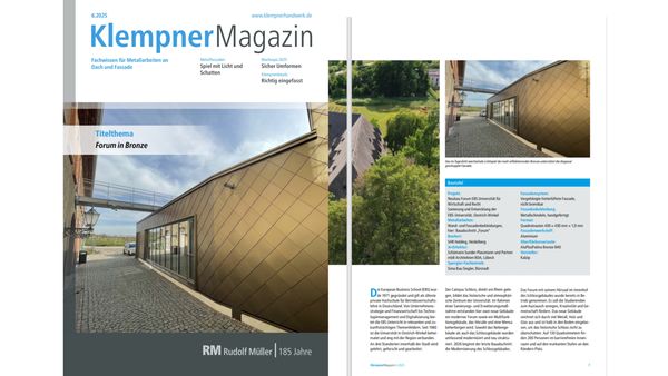 Das Bild zeigt die Titelseite des KlemperMagazins mit dem Hauptmotiv eines modernen Gebäudes mit bronzefarbener Fassade.