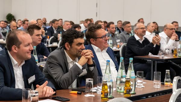 Menschen, die einem Vortrag lauschen