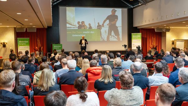 Plenum beim Vortrag auf dem Motoriten-Kongress 2023 mit Blick zur Bühne.