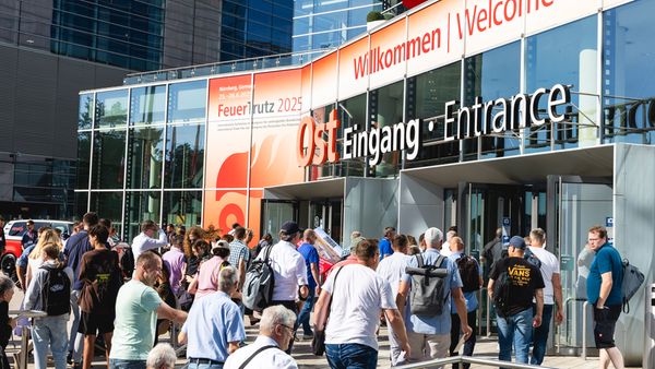 Besucher betreten den Ost-Eingang der FeuerTrutz 2025 Messe in Nürnberg.