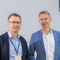 Zwei Männer stehen auf der Eastwood-Konferenz 2024 in Leipzig auf der Bühne. Es sind Malte von Lüttichau und Prof. Dr.-Ing. Alexander Stahr
