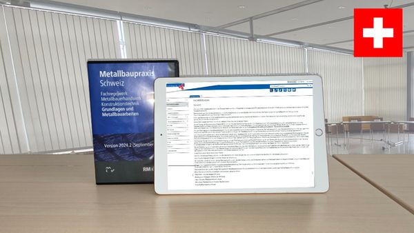 Ein Buch mit dem Titel "Metallbaupraxis Schweiz" und ein Tablet, das eine Webseite anzeigt, auf einem Tisch in einem modernen Büro.